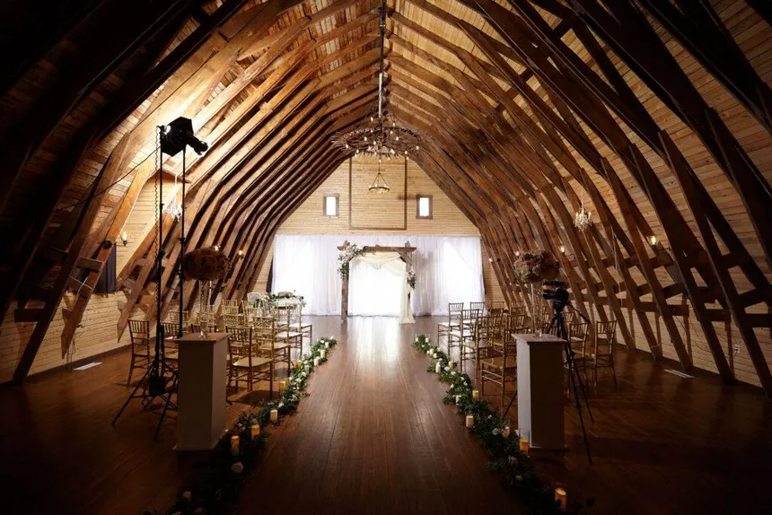 Elegant wedding in a barn